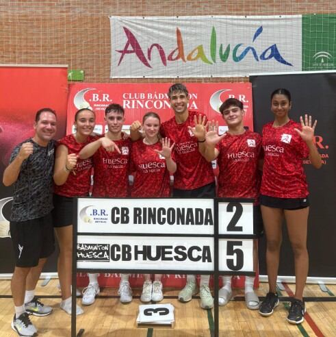 El Bádminton Huesca celebra el triunfo ante Rinconada de Sevilla