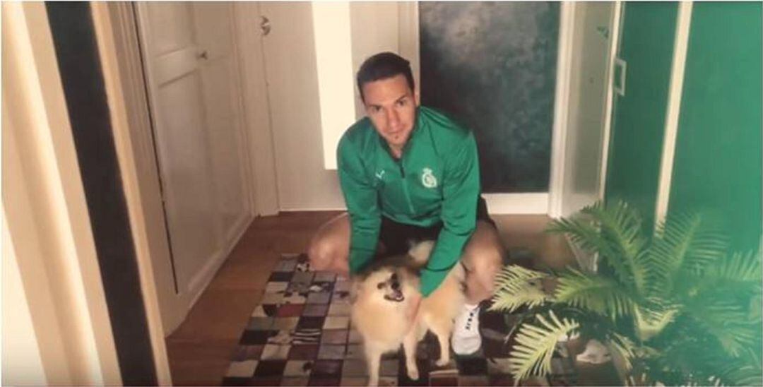 David Rodríguez junto a Roni, su spitz alemán, en su casa