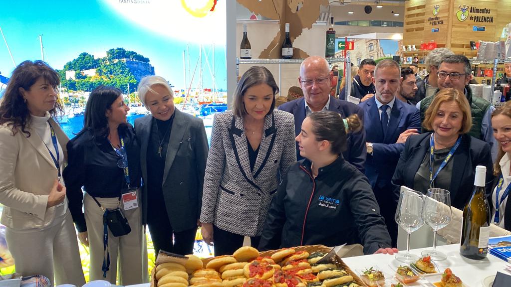 La ministra de Turismo, Reyes Maroto visita el stand de Dénia en Madrid Fusión.