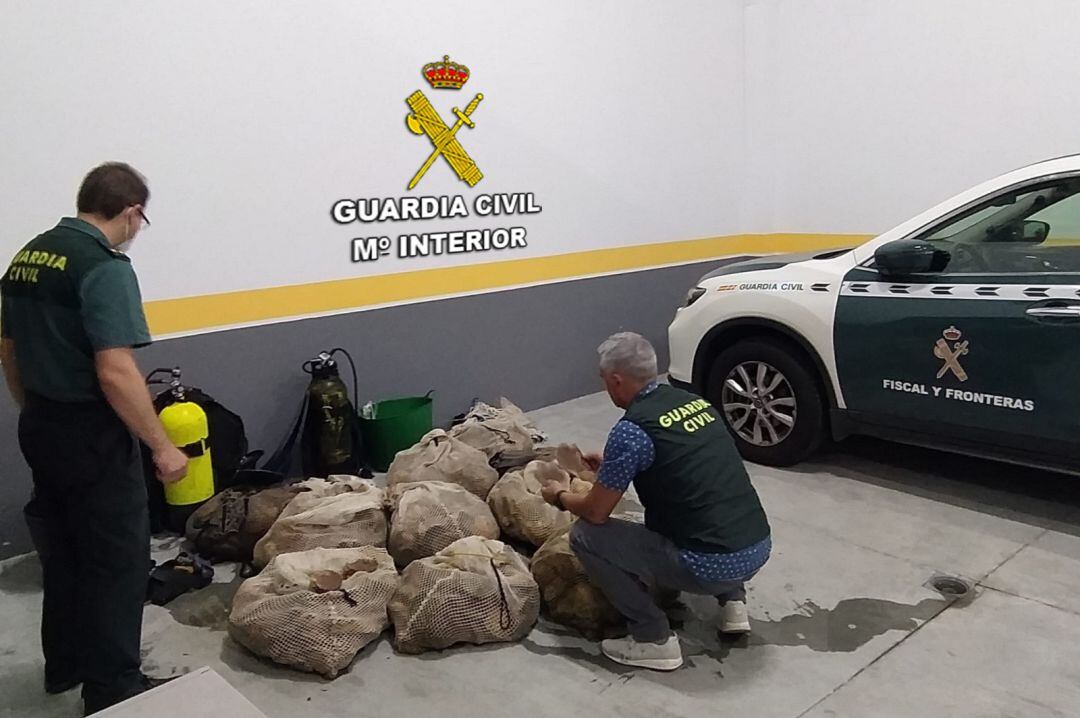 La Guardia Civil con los 300 kilos de vieiras interceptadas en Vigo