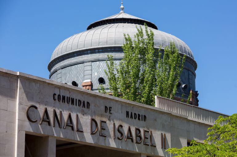 Vistas al edificio del Canal de Isabel II. 