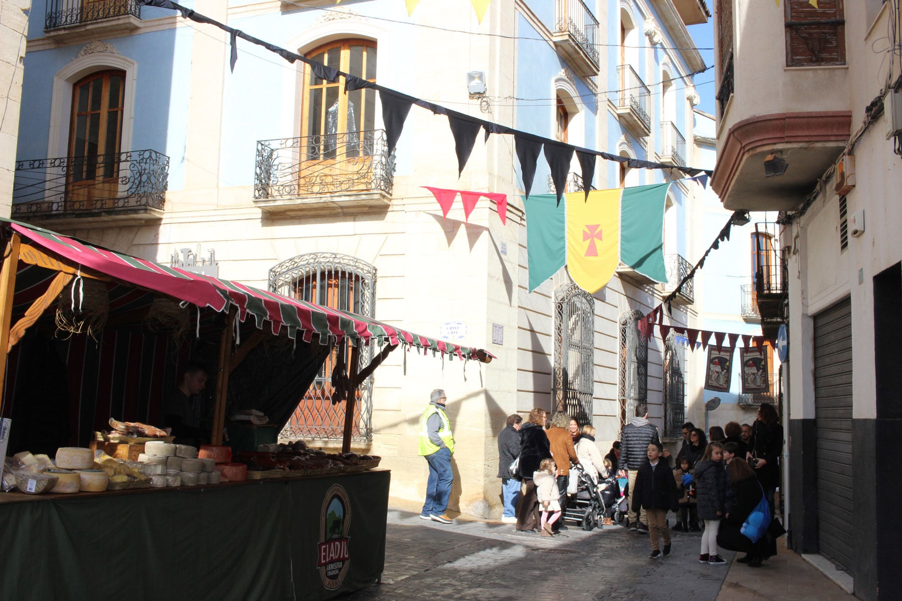 Una de les parades del Mercat Medieval amb la decoració dels carrers del centre de Muro