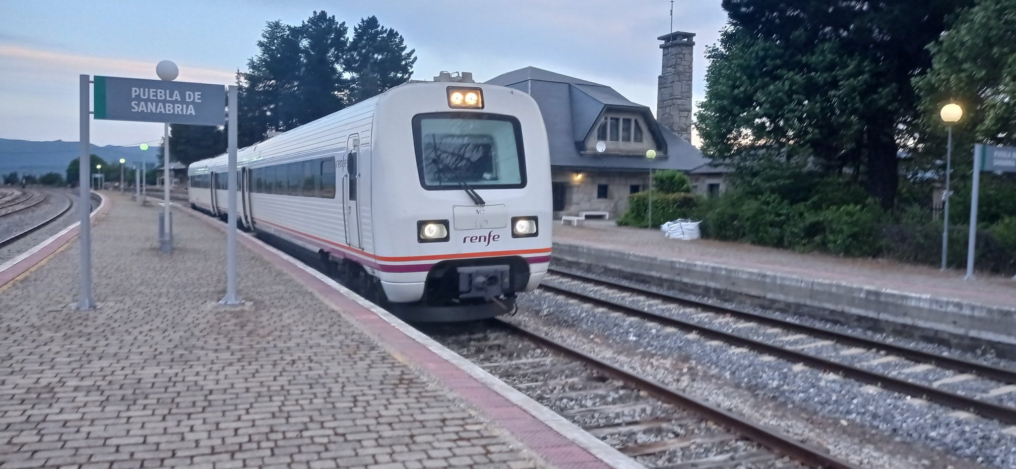 El tren regional Valladolid-Puebla de Sanabria en la estación sanabresa