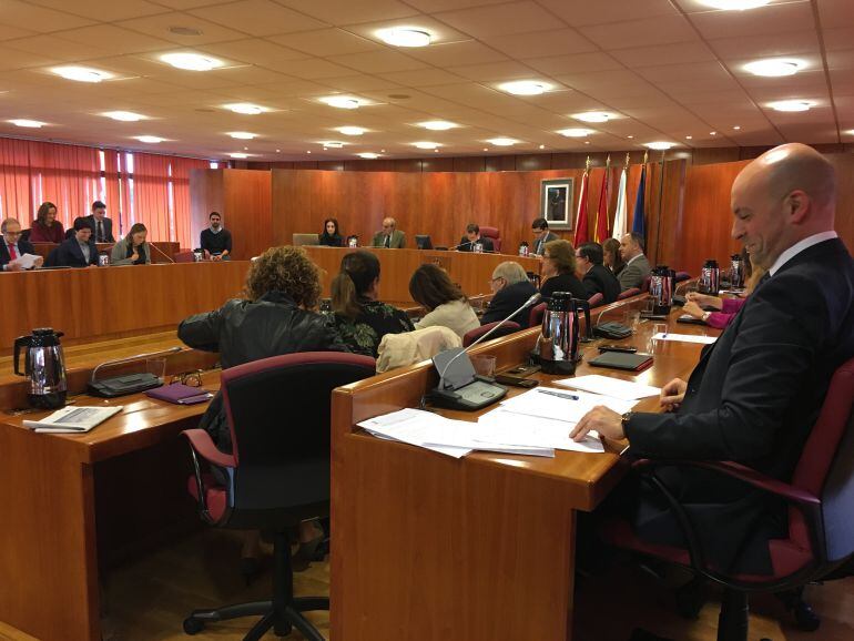 El Concejal de Hacienda, Jaime Aneiros, se ríe durante la intervención de la portavoz del Partido Popular, Elena Muñoz durante el debate plenario de aprobación de los presupuestos municipales de Vigo para 2016.