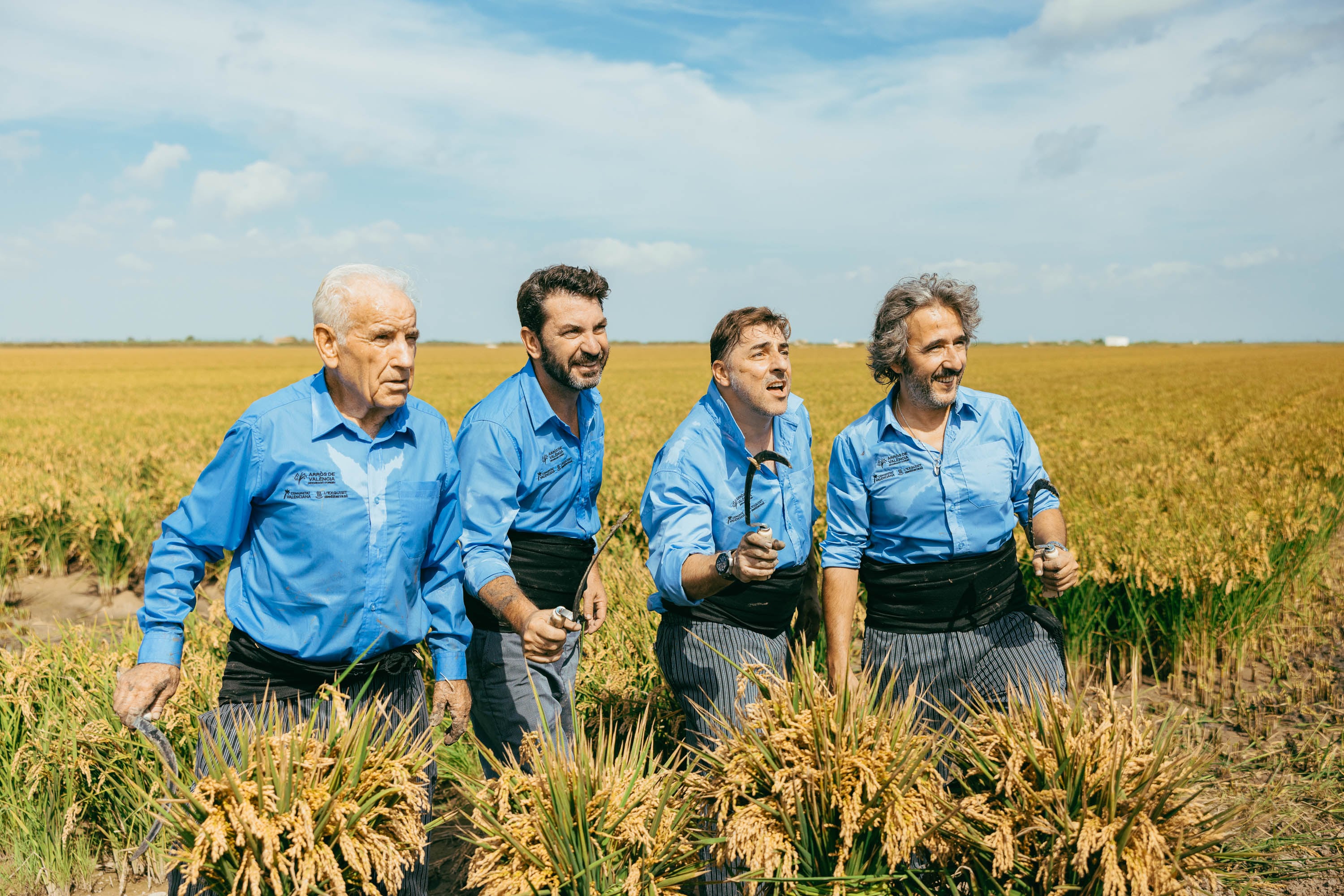 Arturo Valls, Jordi Roca y Diego Guerrero, junto a uno de los productores de arroz, en el Aplec.