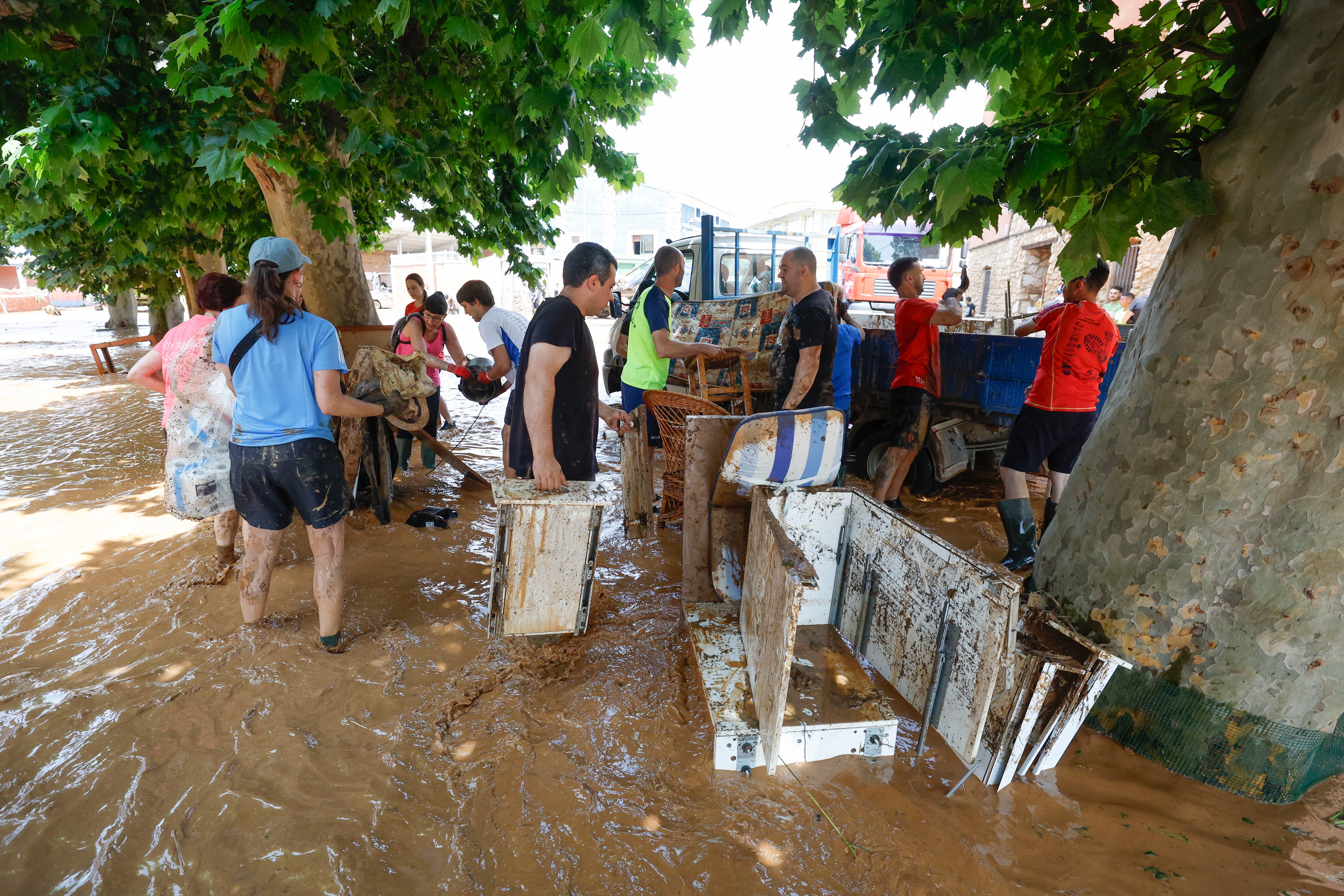 AZUARA (ZARAGOZA), 14/06/2025.- Grupos de personas trabajan este sábado limpiando las casas y calles de la localidad de Azuara (Zaragoza), una de las más afectadas por los cuantiosos daños materiales provocados por las intensas tormentas. Cuatro carreteras permanecen cortadas tras las fuertes tormentas que descargaron a última hora de este viernes en zonas de la provincia de Zaragoza y Teruel y que obligaron al rescate de diez vecinos de la localidad de Letux atrapados por el agua. EFE/ Javier Cebollada