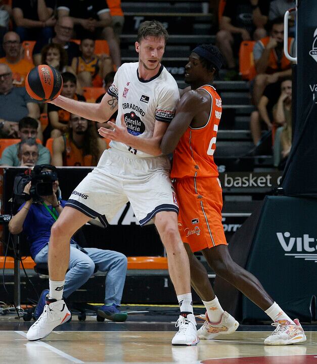 Artem Pustovuyi, con el balón, en el partido contra Valencia Basket