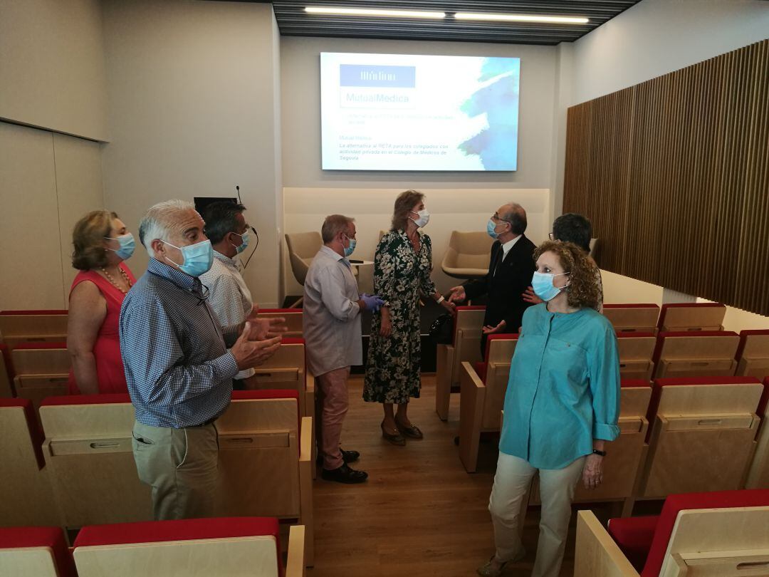 El presidente del colegio Enrique Guilabert (iz) en la sala de conferencias de la nueva sede junto a parte de su junta directiva