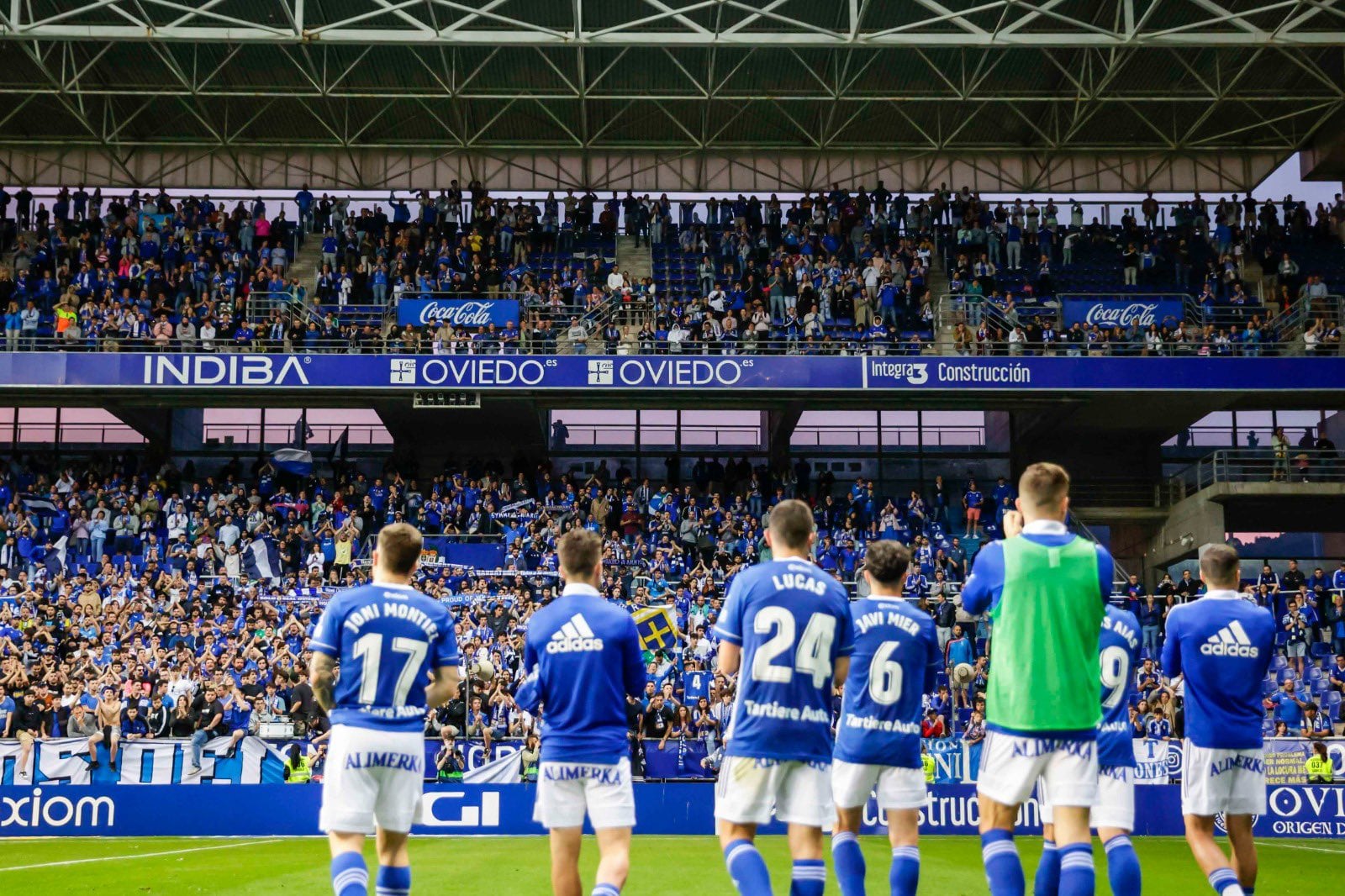 Aplausos de los jugadores hacia el Fondo Norte (Real Oviedo)