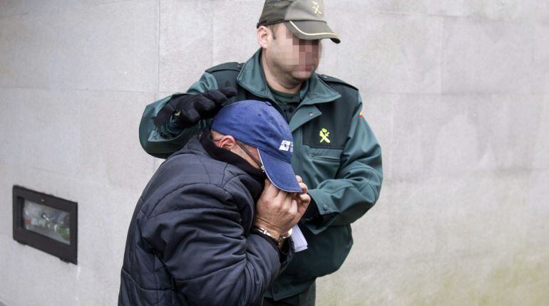 Salida del juzgado de Negreira del hombre, P.R. de 46 años, acusado de abusos sexuales continuados a su hija biológica, menor de edad, y a las tres hijas de su expareja sentimental y también madre de la primera. El acusado, al que se le culpa de tres deli