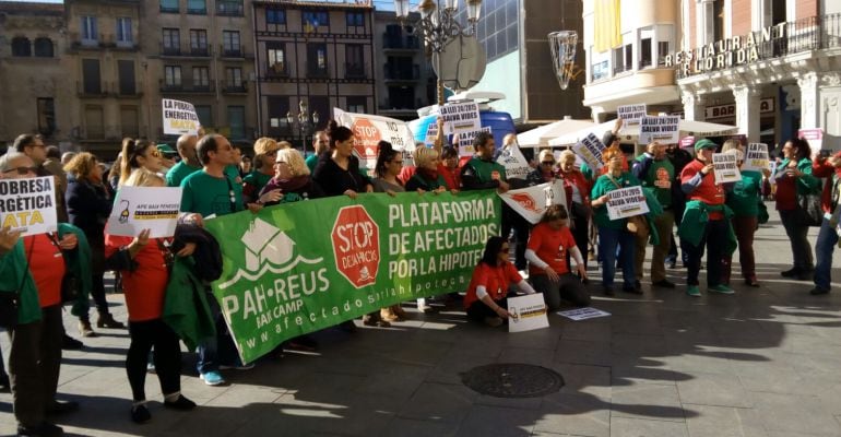 Els manifestants a la porta de l&#039;Ajuntament de Reus. 