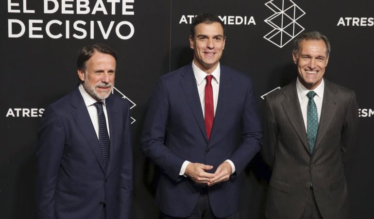 El secretario general del PSOE, Pedro Sánchez (c), posa esta noche con el presidente de Atresmedia, José Creuheras (i) y el consejero delegado del grupo, Silvio González Moreno (d), antes del debate televisivo entre los candidatos de PP, PSOE, Ciudadanos 