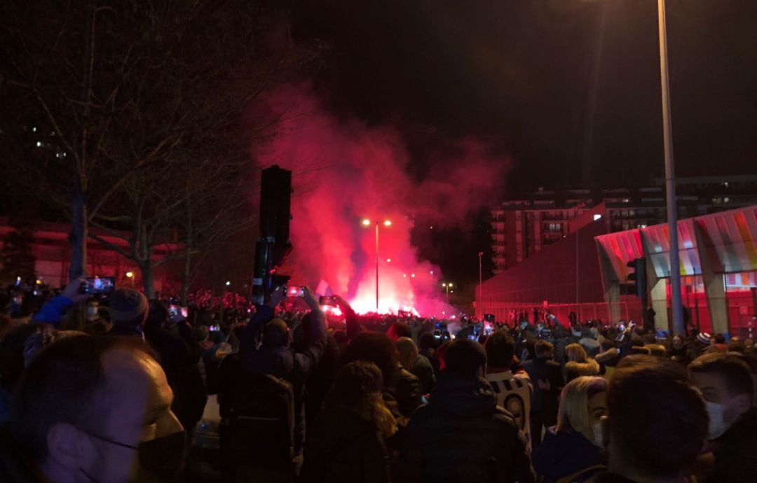 Aficionados de la Real lanzan objetos al bus del Atlético de Madrid.