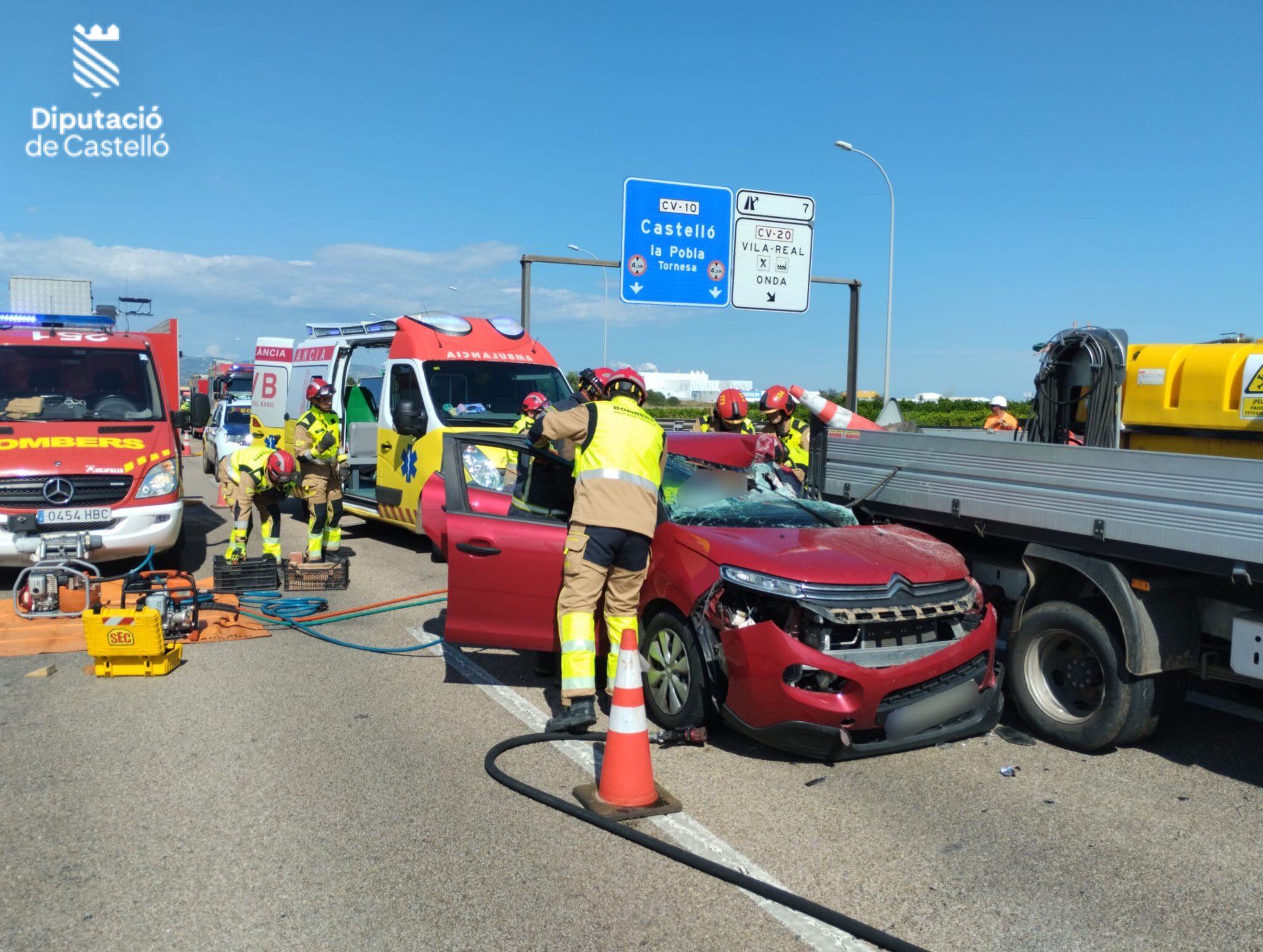 Un joven de 22 años es hospitalizado tras sufrir un accidente con un camión en Onda.