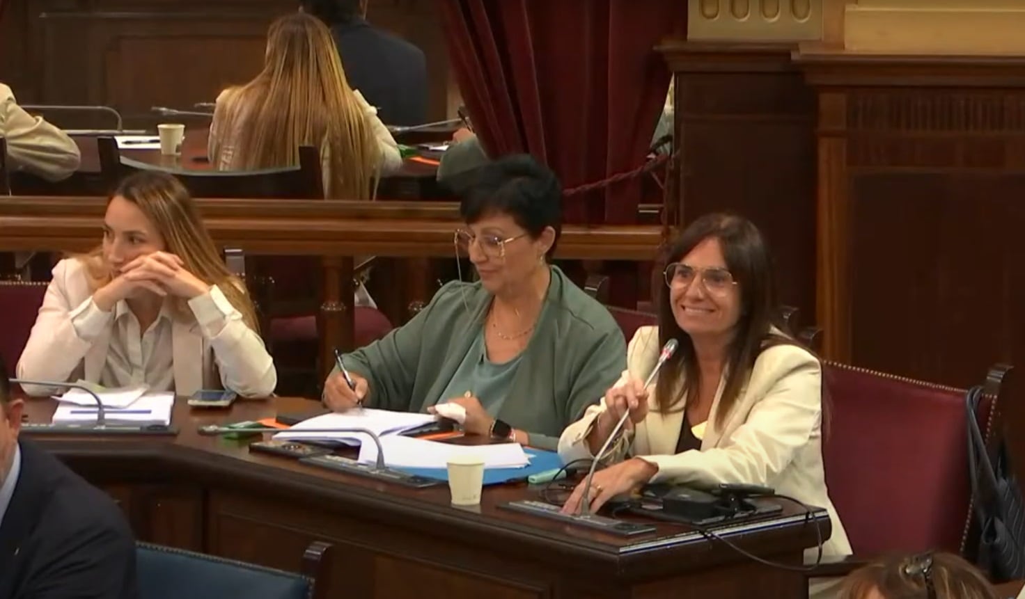 Una sonriente Manuela Cañadas explica al presidente del Parlament que se oponen a la repetición de la votación