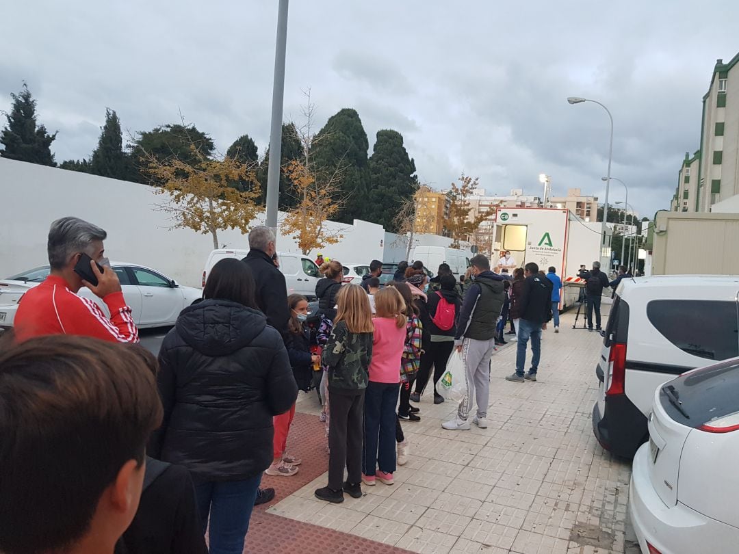 Colas esta miércoles ante un punto de vacunación de Málaga