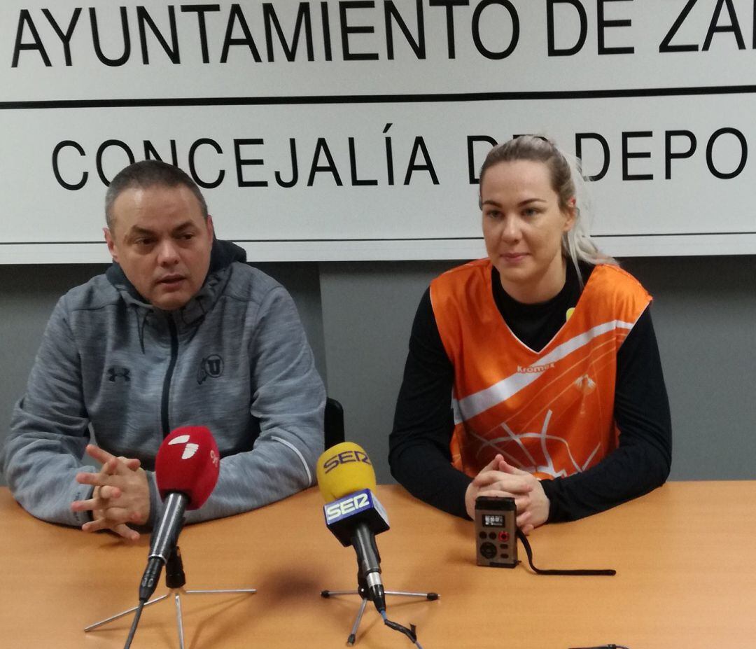 Fran García con Tess Magden, que debutaría en Guernika... si hay partido