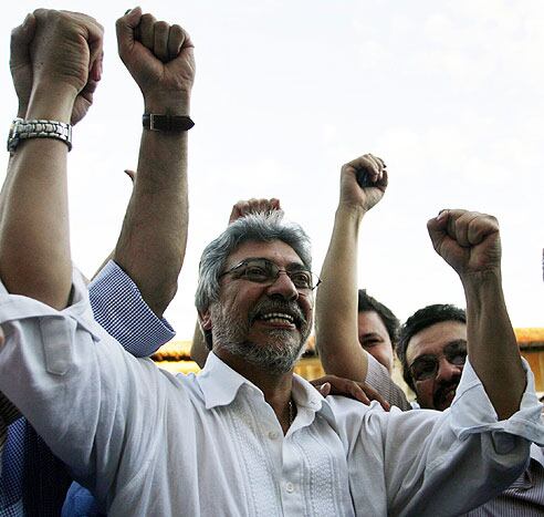 Fernando Lugo celebra los resultados