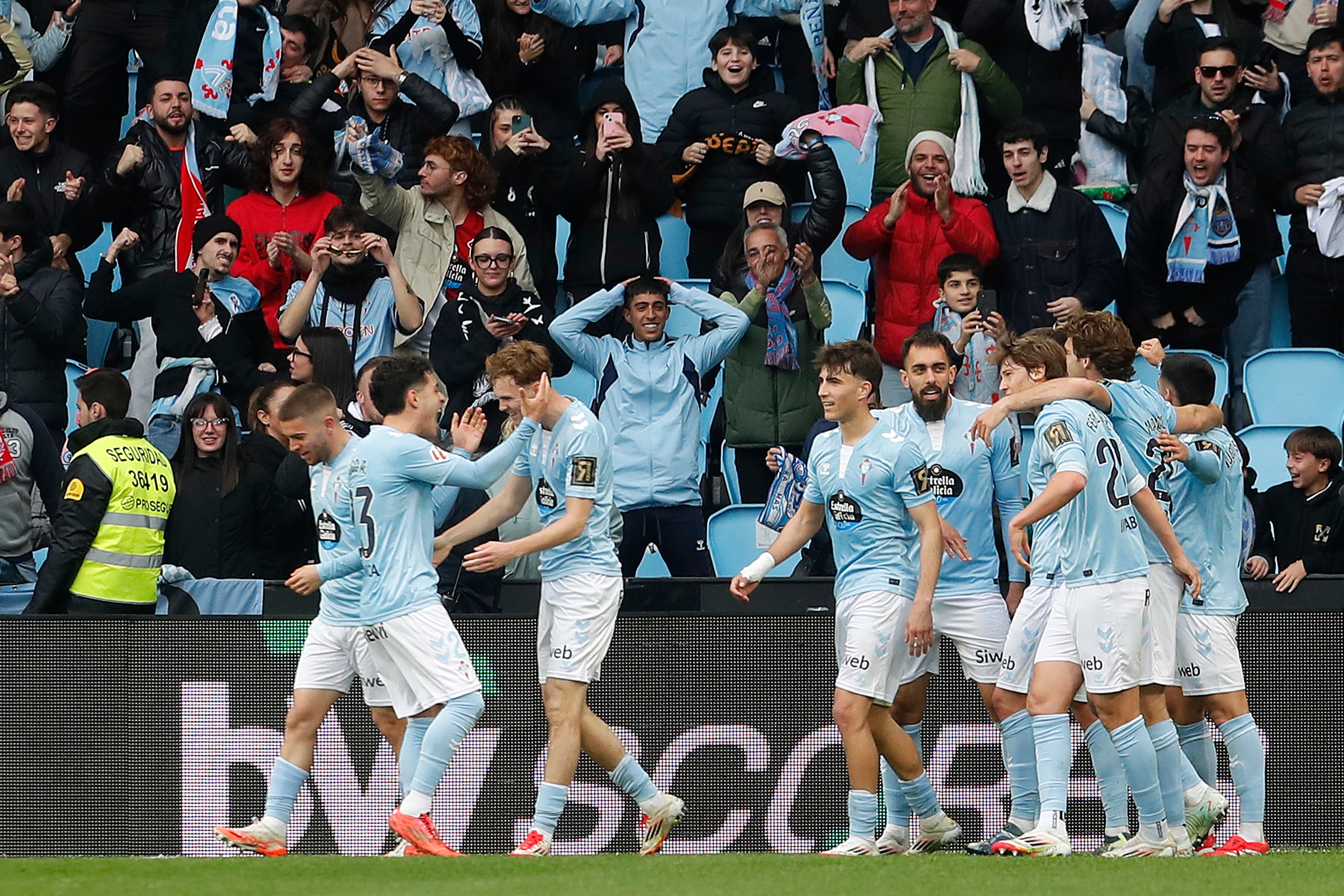 VIGO, 08/02/2025.- Los jugadores del Celta de Vigo celebran su tercer tanto ante el Real Betis durante el partido de Liga celebrado, este sábado, en el estadio Balaídos de Vigo. EFE/Salvador Sas
