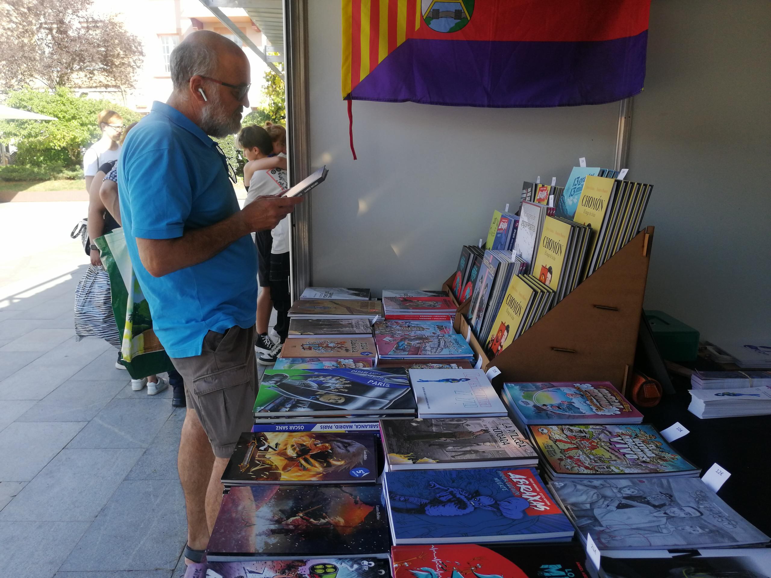 Dieciocho expositores, entre editoriales y asociaciones, se muestran en la plaza Biscós de Jaca