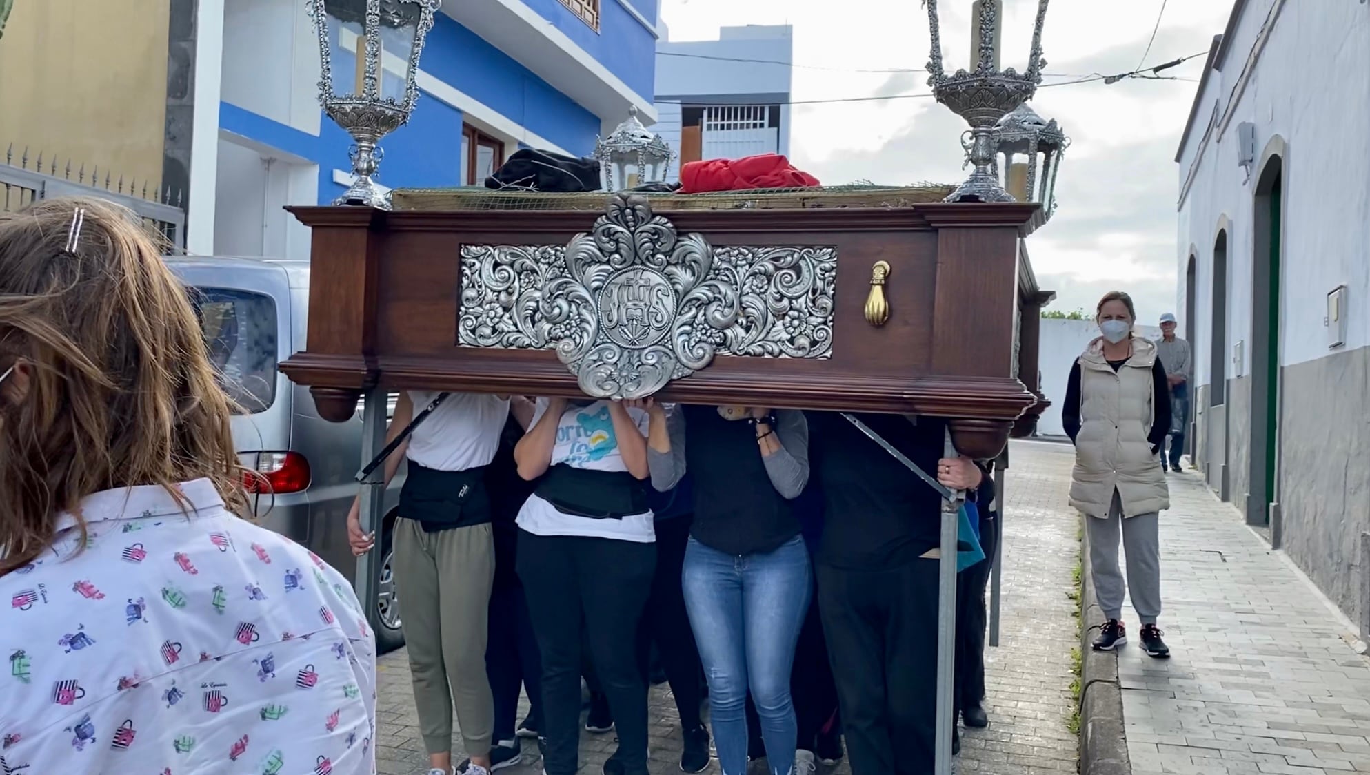 Cofradía de mujeres portan el Cristo de la Buena Muerte