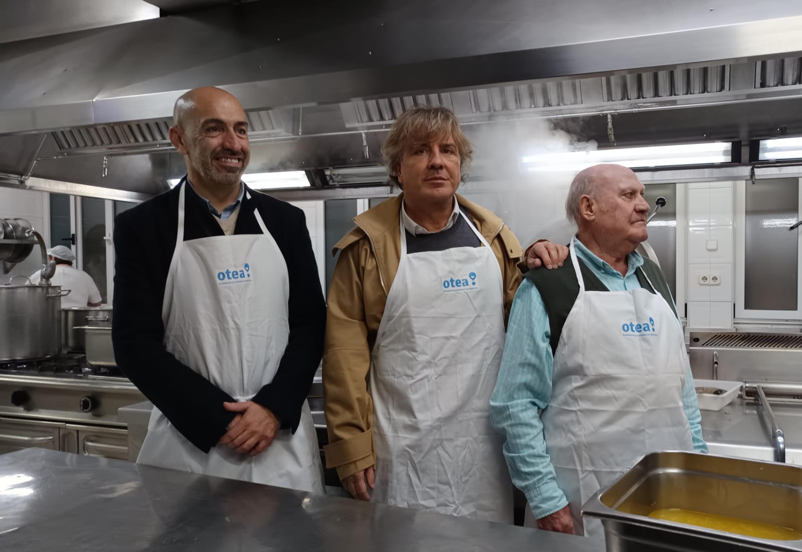 Ángel Lorenzo, (centro), presidente de Otea junto a Luis Torres (dcha), presidente de la Cocina Económica.