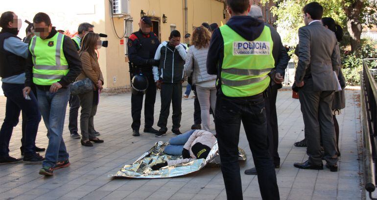 L'acusat es duu les mans a la cara quan una policia simula que és la víctima davant seu, durant la reconstrucció del crim de la Mariola, a Lleida, el 22 d'octubre de 2015.