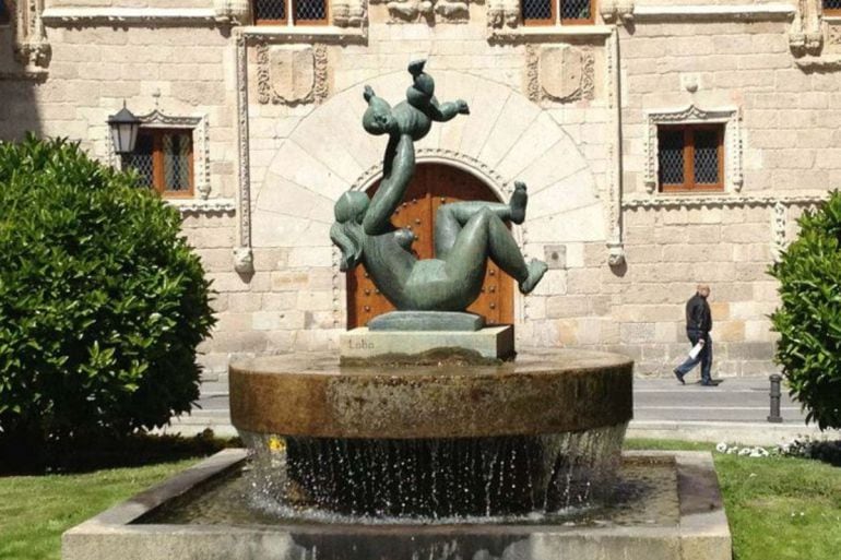 Maternidad de Baltasar Lobo en la Plaza de Zorrilla de la capital 