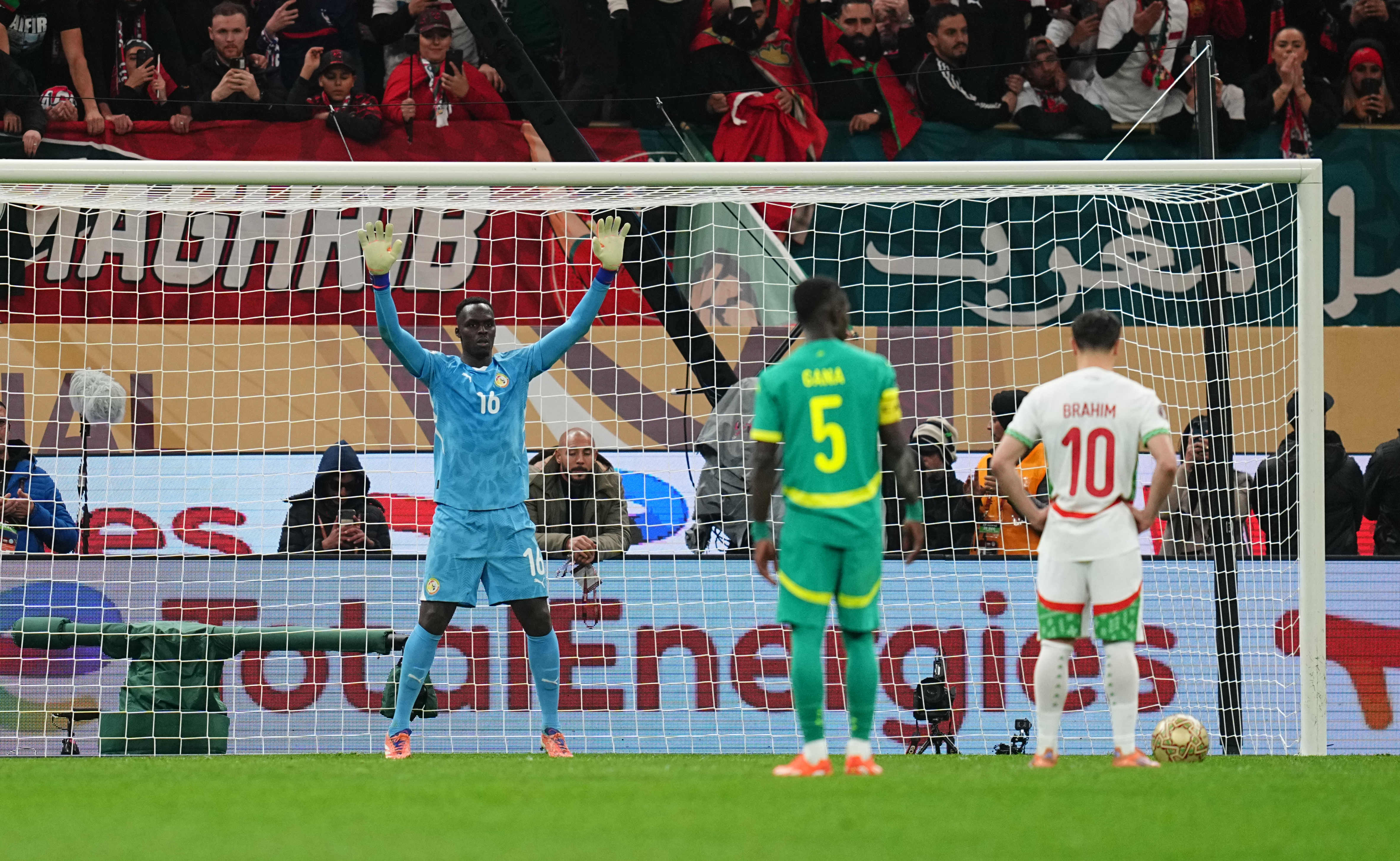 Édouard Mendy y Brahim Díaz, antes del penalti decisivo de la final de la Copa África