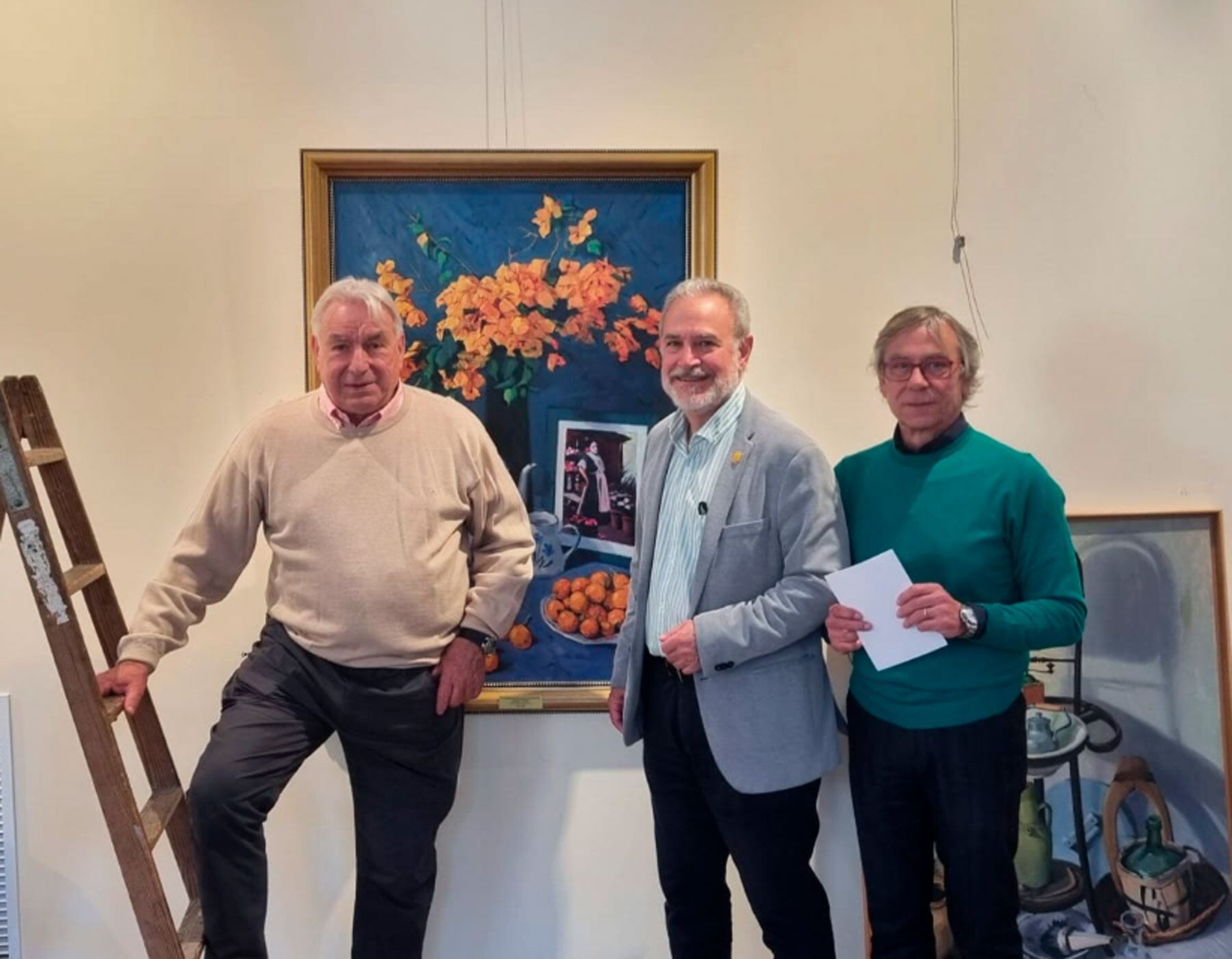 El bibliotecario del Círculo y crítico de arte José Luis Antequera, el presidente de la entidad, Indalecio Carbonell y el vocal de la junta directiva, Jorge Beltrán, durante los preparativos de la exposición