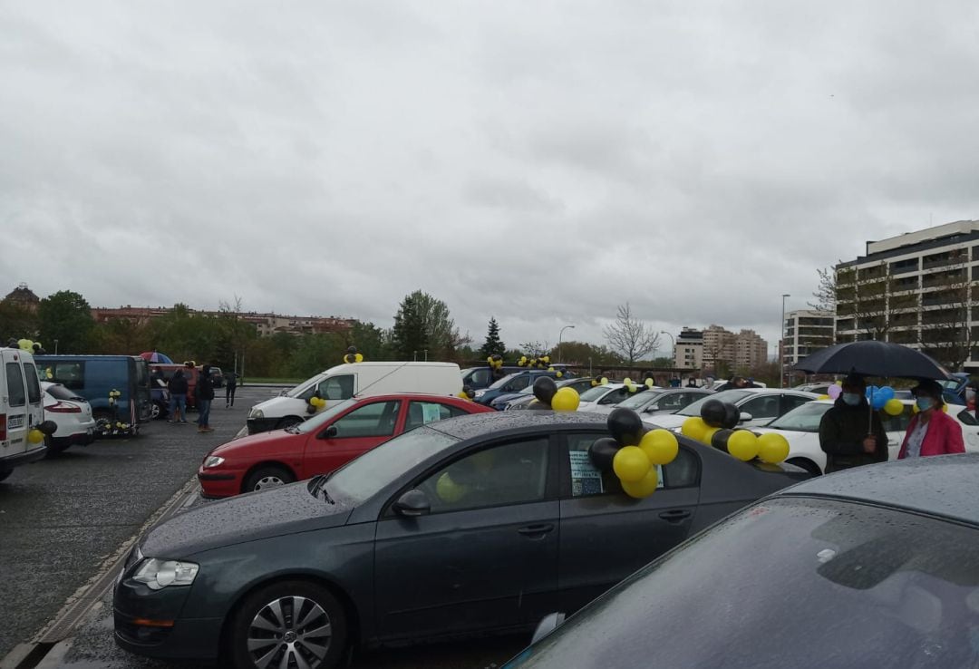 Caravana de coches en la UPNA