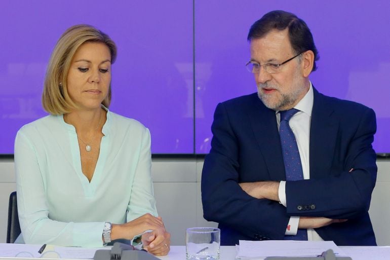 GRA308. MADRID, 28/09/2015.- El presidente del Gobierno y del Partido Popular, Mariano Rajoy (d), junto a la secretaria general, María Dolores de Cospedal (i), durante la reunión del Comité Ejecutivo Nacional de su partido, un día después de las eleccione