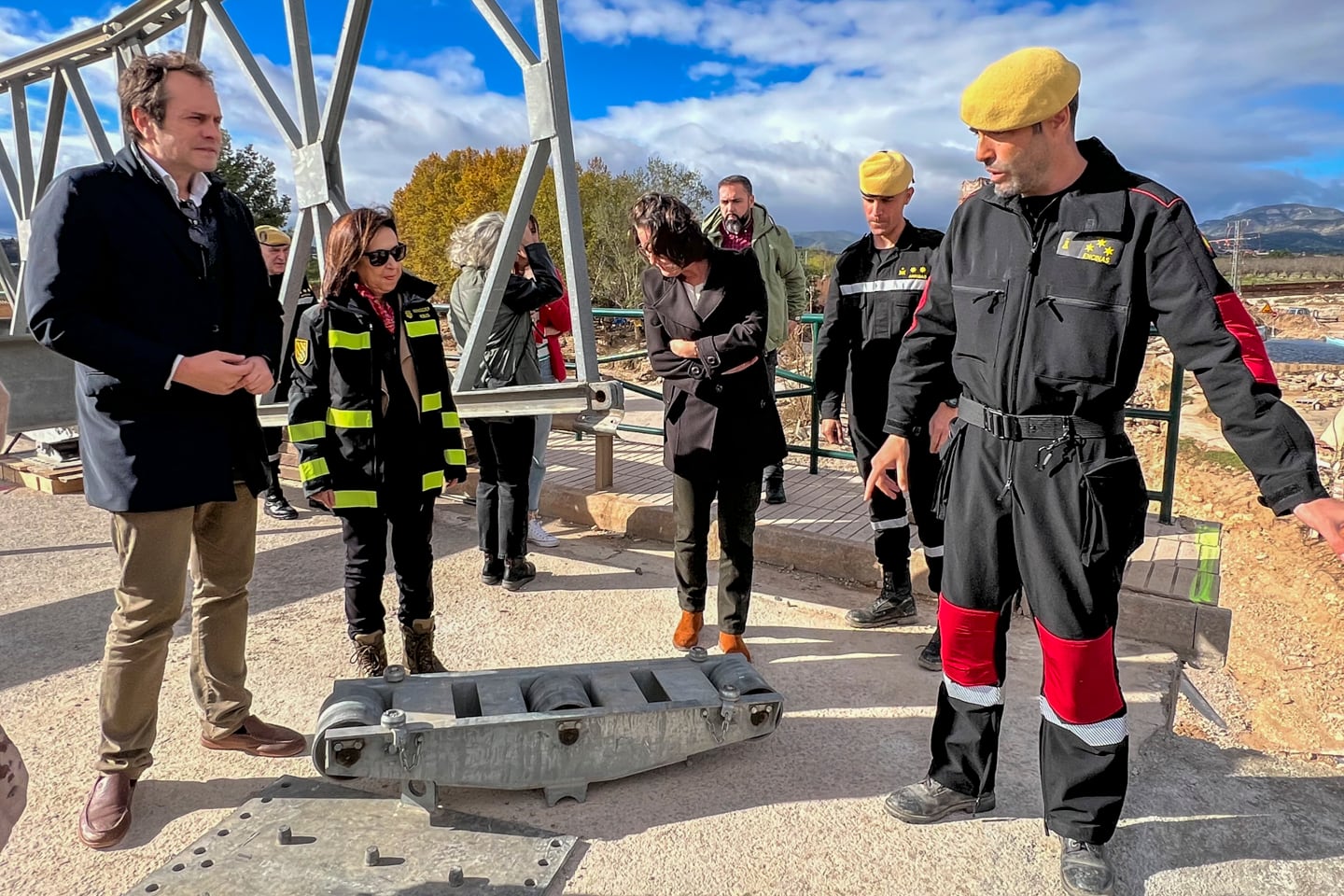 La ministra de Defensa, Margarita Robles, ha visitado este viernes la localidad valenciana de Cheste, donde en apenas 24 horas la UME ha montado un puente Mabey sobre el río que está previsto que entre hoy en funcionamiento para que pueda recuperarse la movilidad del tráfico en esa zona. Robles ha manifestado su &quot;orgullo por contar con unas Fuerzas Armadas tan profesionales, tan entregadas y tan empáticas&quot;, pues &quot;todo el mundo está volcado&quot; en ayudar a los ciudadanos de la Comunidad Valenciana, e incluso personal que estaba de baja paternal se ha incorporado a las tareas de limpieza o reparto de alimentos.