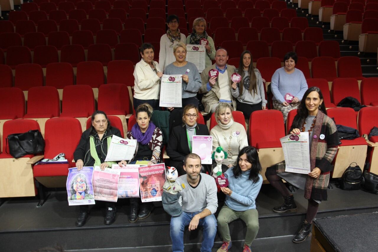 Foto de familia en la rueda de prensa de presentación del 25-N | Fuente: Ayuntamiento de Irun