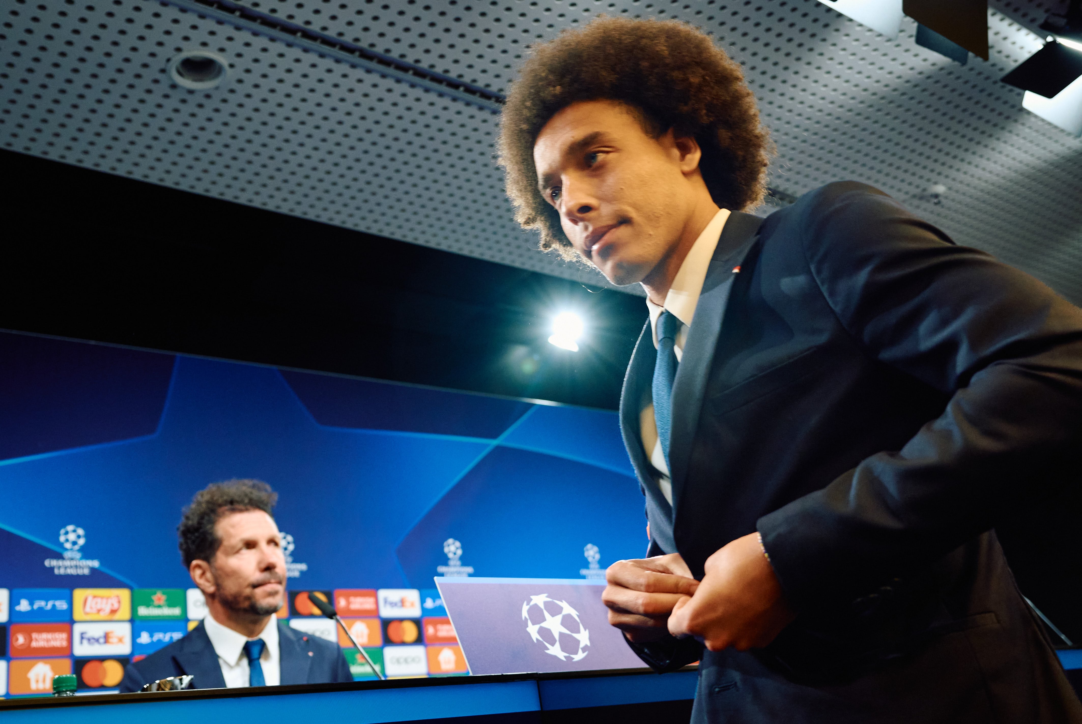 Diego Pablo Simeone y Axel Witsel durante la rueda de prensa previa al partido del Atlético de Madrid