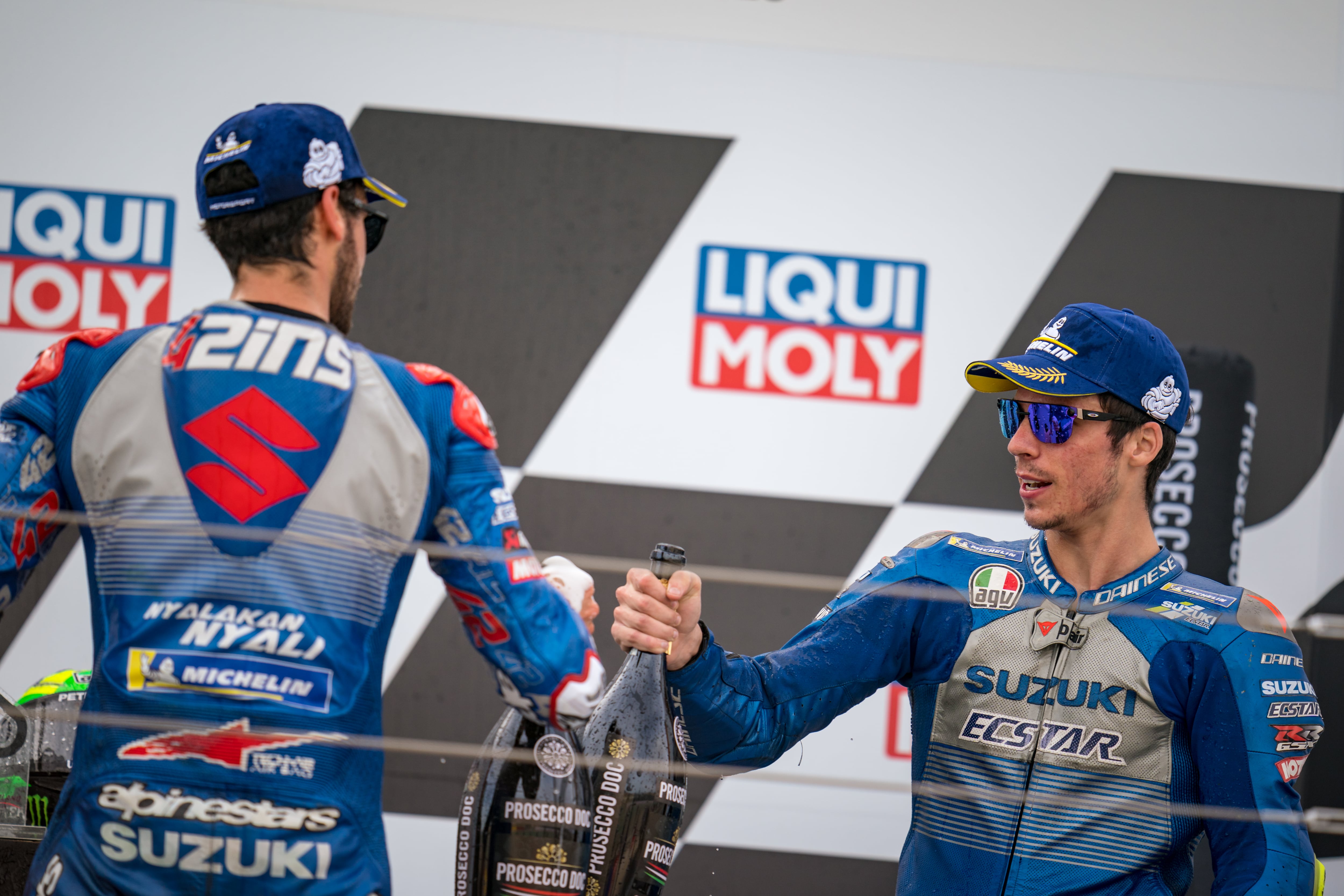 Alex Rins y Joan Mir se saludan en el podio de Moto GP