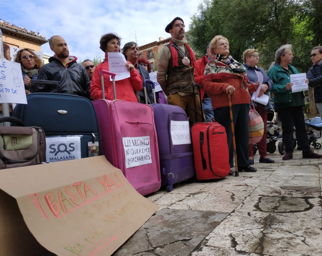 Vecinos de Malasaña denuncian los conflictos del barrio en la plaza Dos de Mayo.