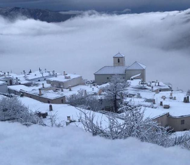 La locallidad alpujarreña de Bubión (Granada) bajo la nieve