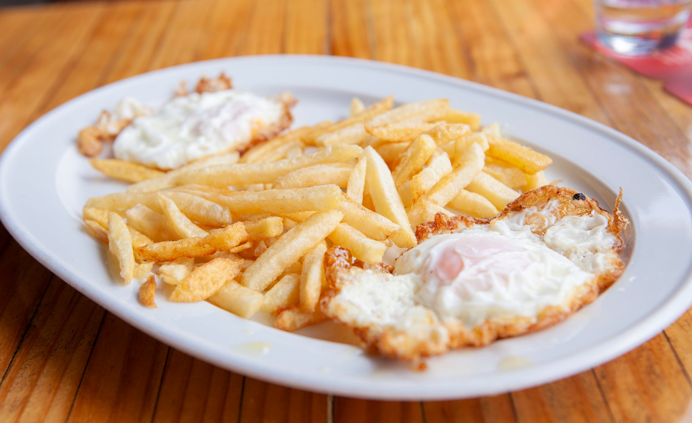 Huevos fritos con patatas.