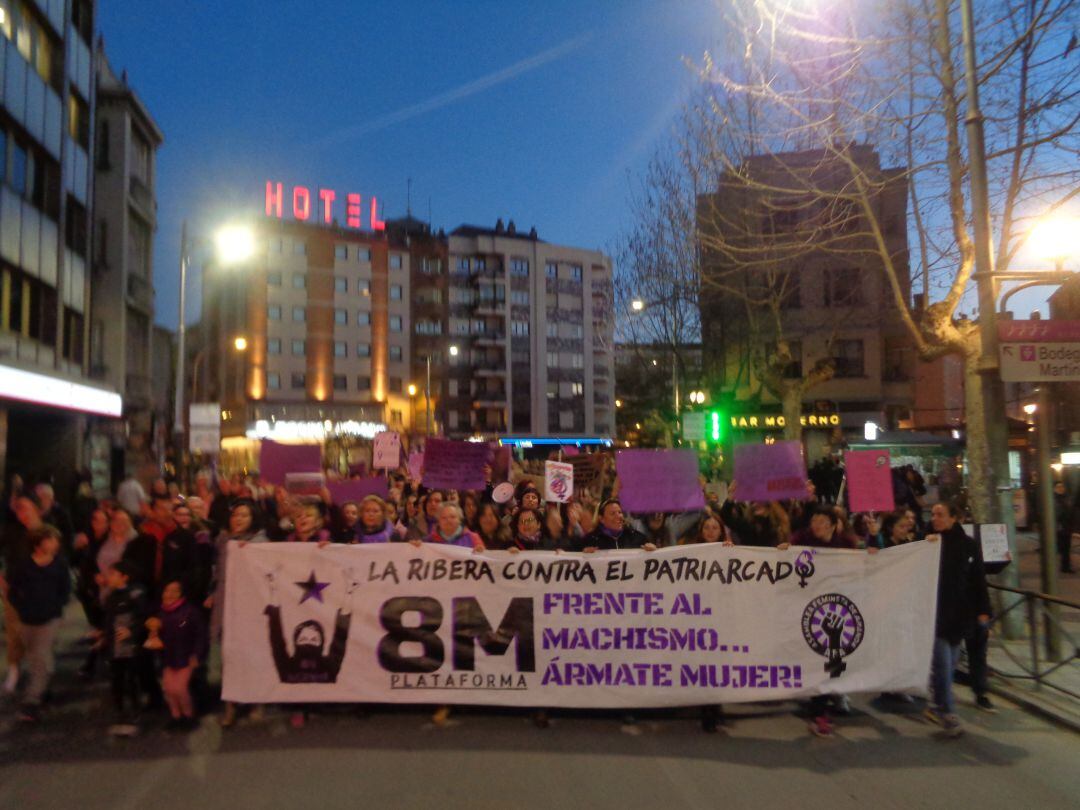 Cabececera de la manifestación a su paso por la plaza de la Virgencilla