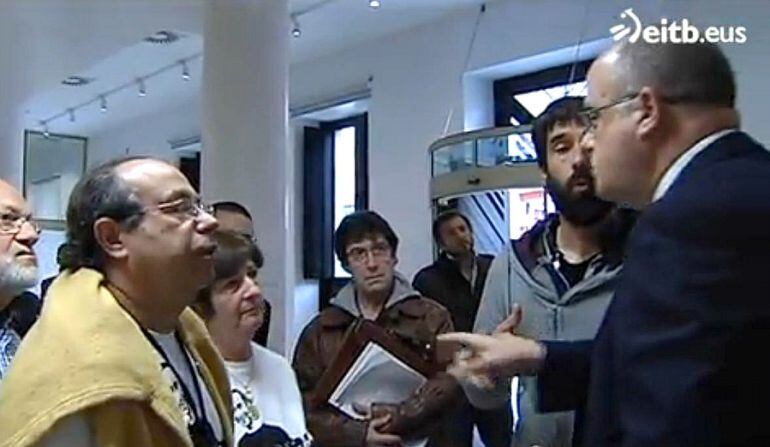 Un momento del rifirrafe entre los padres de Iñigo Cabacas y Joseba Egibar grabado por ETB