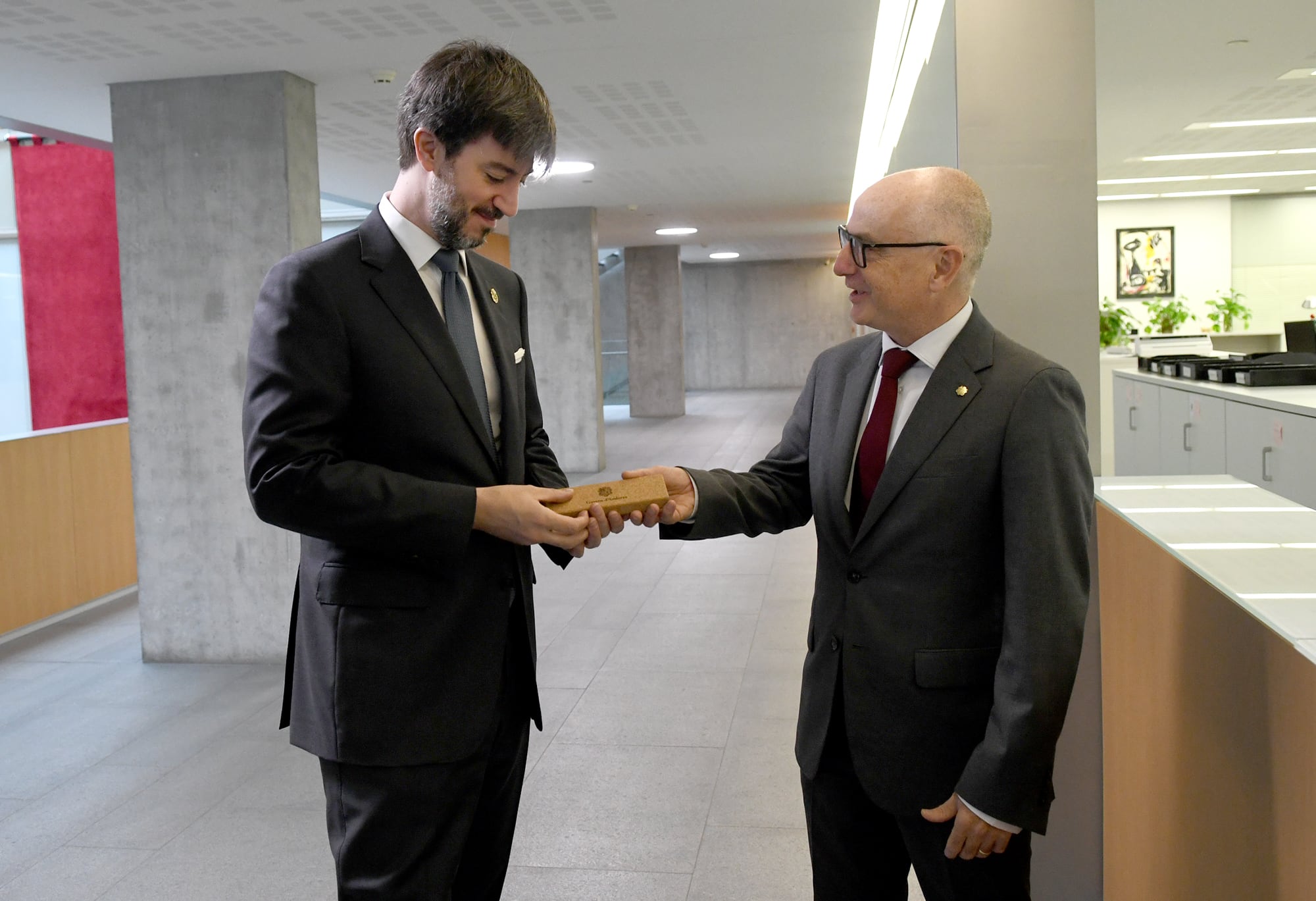 El ministre de Finances, Ramon Lladós, lliure al síndic general, Carles Ensenyat, el projecte de pressupost de l'Estat per al 2026.