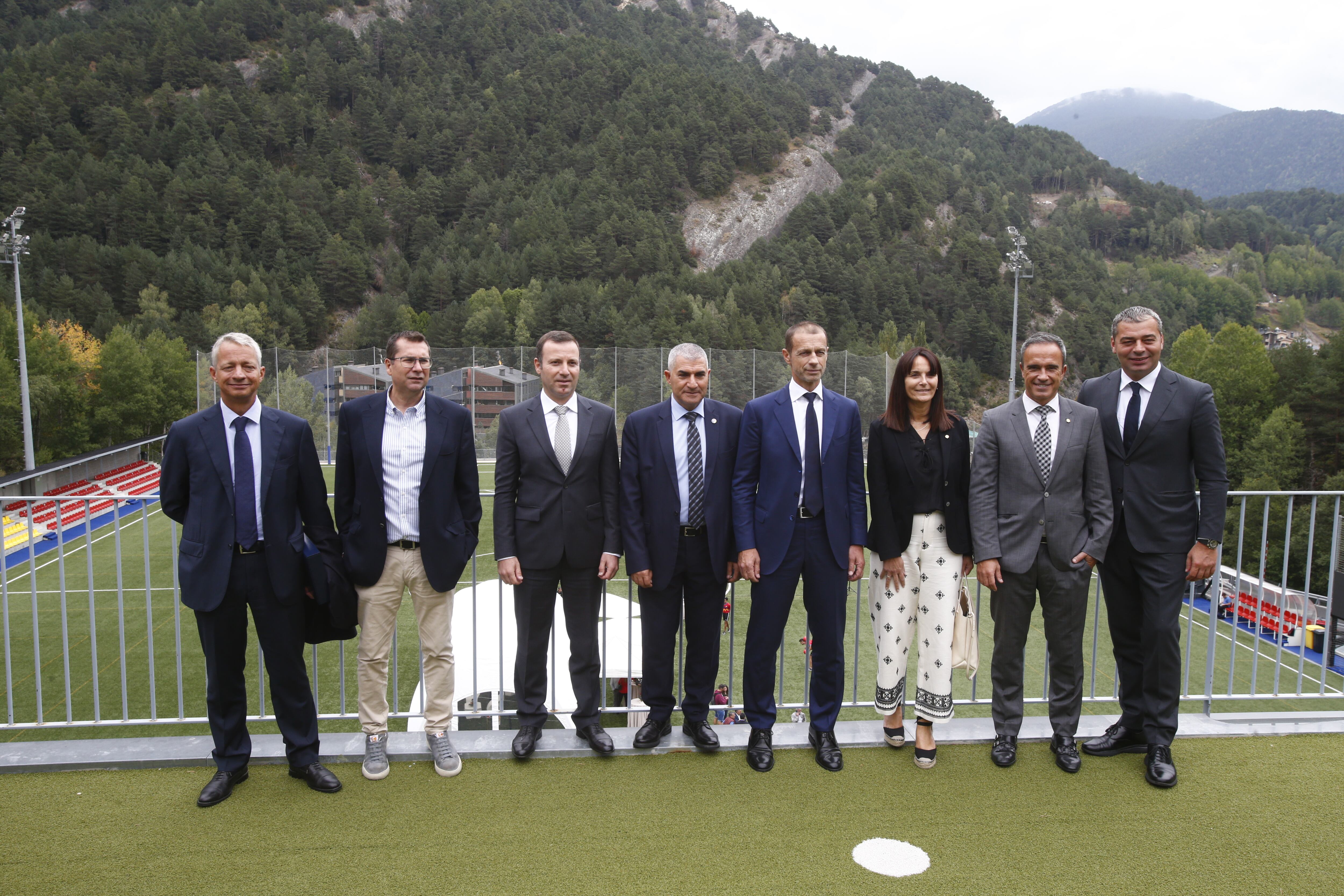 La foto de família de la visita d'avui de Ceferin al CE la Massana.