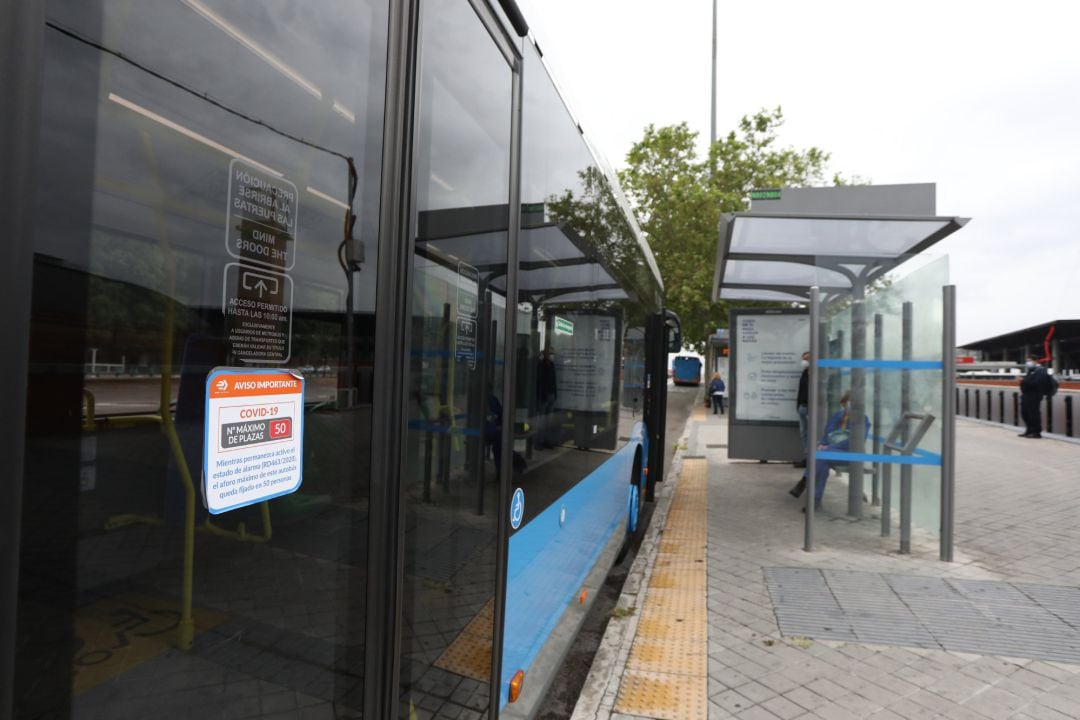 Entrada de uno de los autobuses de la Empresa Municipal de Transportes (EMT)