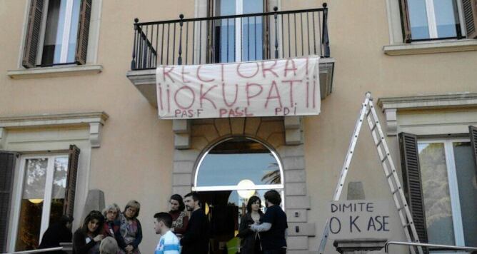 Una imatge de l'acció de protesta al Rectorat de la Universitat Politècnica