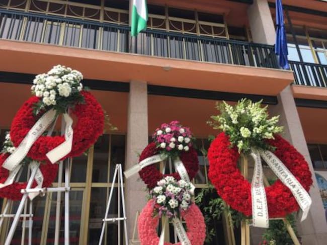 Coronas colocadas por trabajadores de Tanatorios de Córdoba frente al Ayuntamiento
