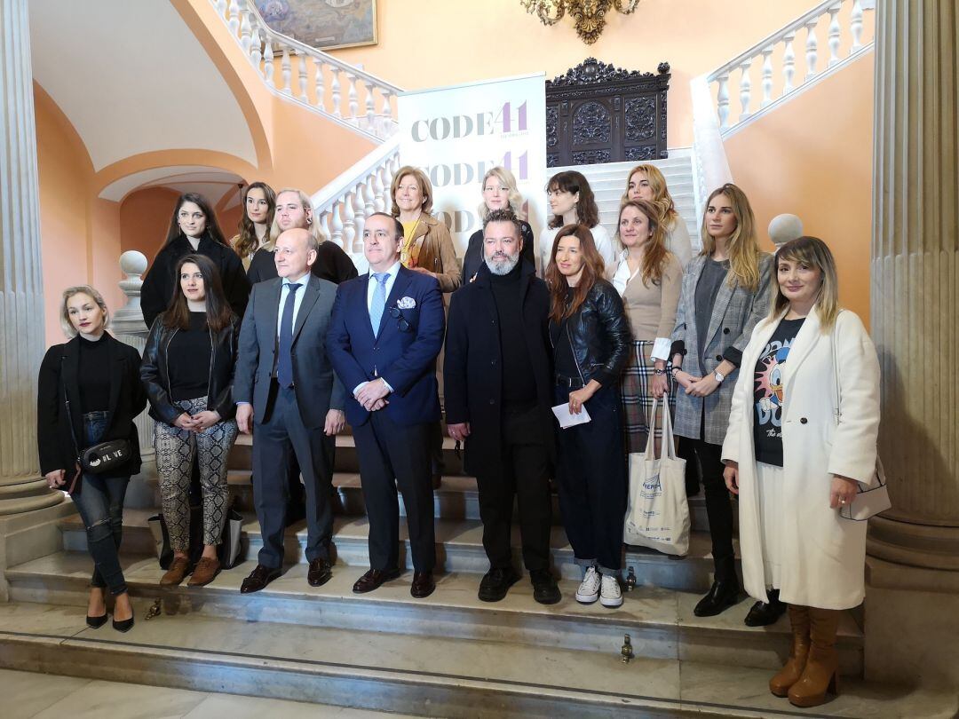 El delegado de Economía, Comercio, Relaciones con la Comunidad Universitaria y Área Metropolitana, Francisco Páez, y el presidente de Sevilla de Moda, Francisco Valderrama, junto a varios de los diseñadores y patrocinadores participantes 