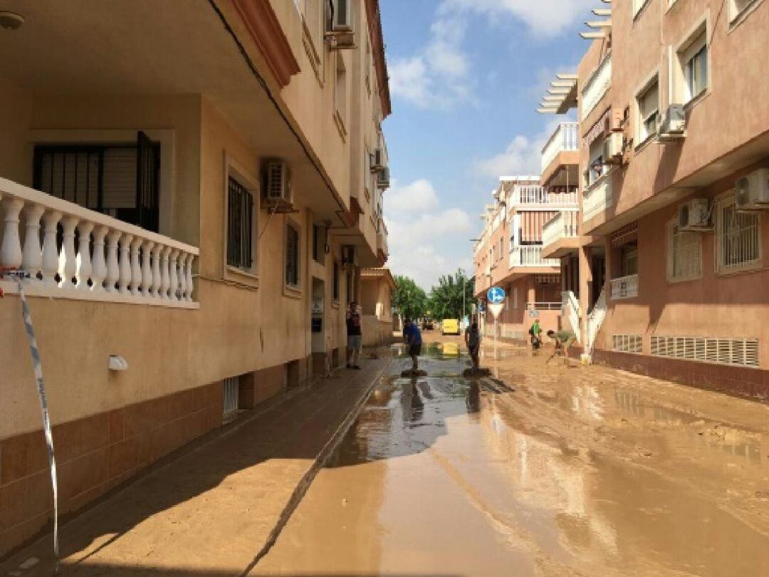 Imágen de una calle de Los Alcazares ocho días después de la gota fría