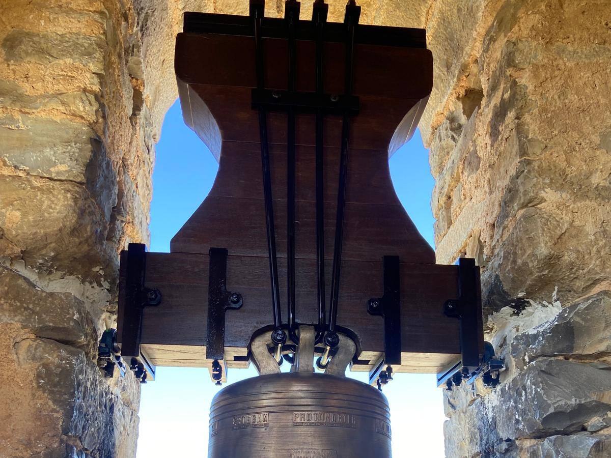 Arcusa protege su patrimonio con la restauración de la campana de la Iglesia de San Esteban