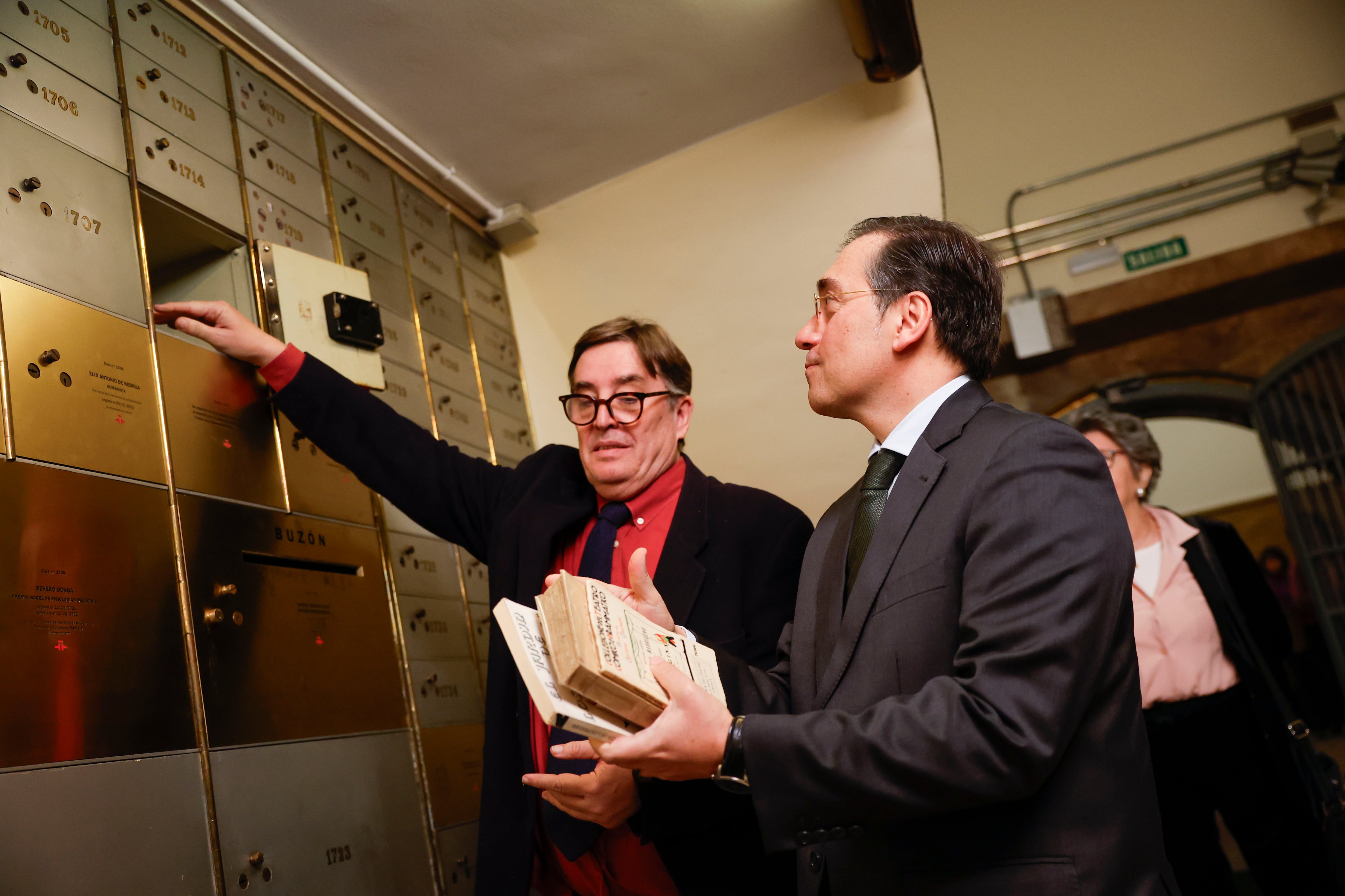 MADRID, 10/01/2025.- El director del Instituto Cervantes, Luis García Montero, y el ministro José Manuel Albares (d), participan en el acto celebrado este viernes en la Caja de Las Letras del Instituto Cervantes, para recibir el legado in memoriam del político y escritor Manuel Azaña, con motivo del 145 aniversario de su nacimiento. EFE/Javier Lizón
